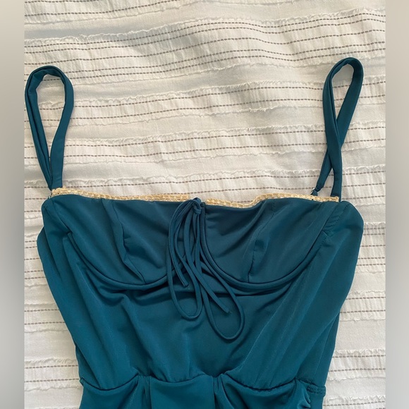 Lucy in the sky Addi Ruched dress in green - Picture 2 of 4